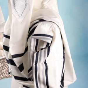 טלית 100% צמר תשבץ – פסים כחולים - 500